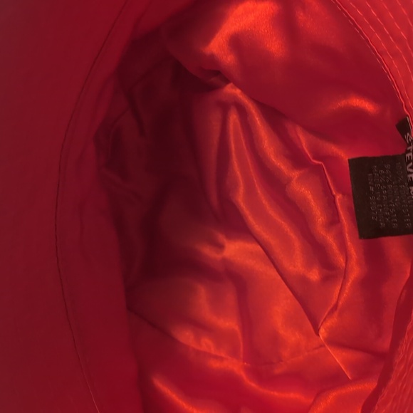 Steve Madden Vibrant Red Bucket Hat NWT One Size - Picture 3 of 3